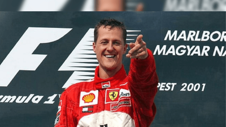 Michael Schumacher célébrant une victoire sur le podium en Formula 1