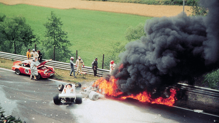 Accident de Niki Lauda au Nürburgring en 1976 avec sa Ferrari en flammes sur la piste