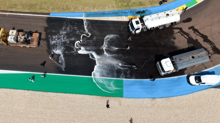Effondrement de la piste de l'Autódromo Internacional Ayrton Senna avec débris et dégâts visibles sur l'asphalte