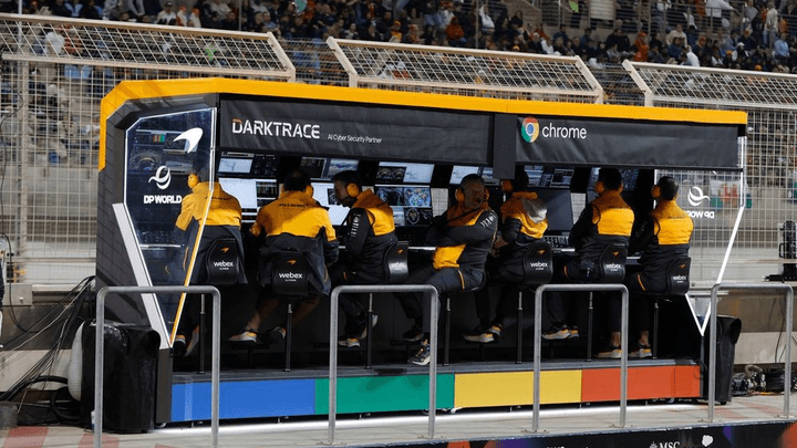 Un banc de pitlane où les ingénieurs de course passent leur temps pendant les Grand Prix
