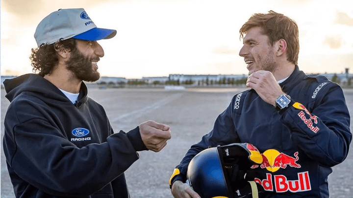Daniel Ricciardo et Max Verstappen en discussion