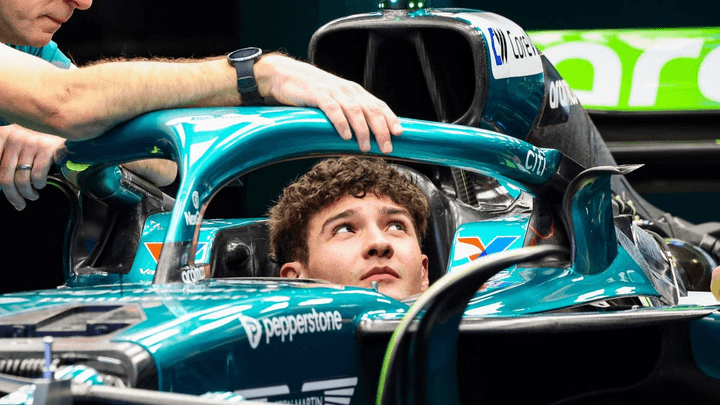 Jak Crawford dans le cockpit de l'Aston Martin F1 AMR26 verte, préparant sa première séance d'essais libres