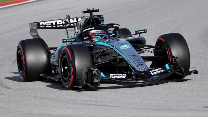 Voiture de Formule 1 Mercedes en action sur le circuit