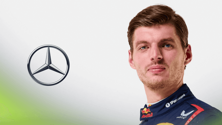 Max Verstappen devant le logo Mercedes lors d'une conférence de presse