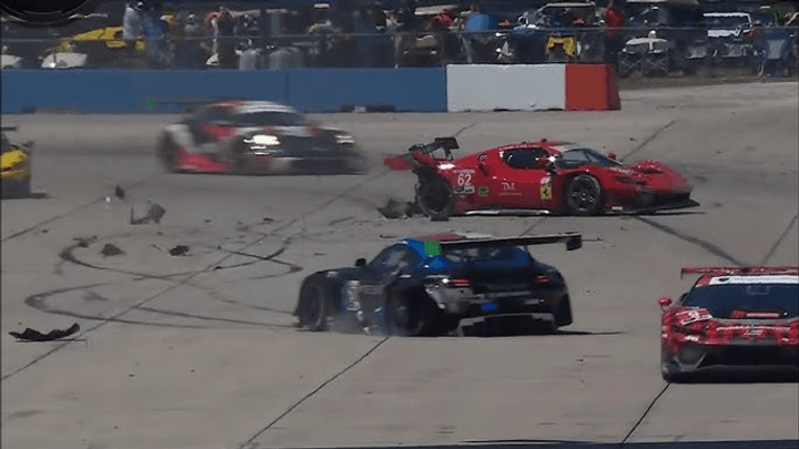 Voitures de sport lors des 12 Heures de Sebring avec une voiture rouge au centre de la piste