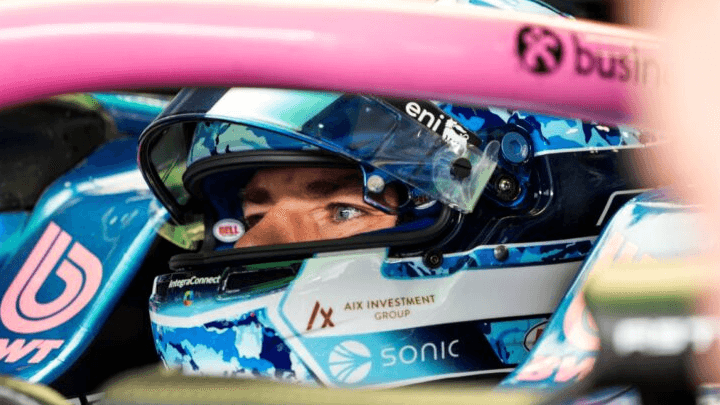 Pierre Gasly dans son cockpit Alpine F1, casque visible, lors d'une séance de pilotage