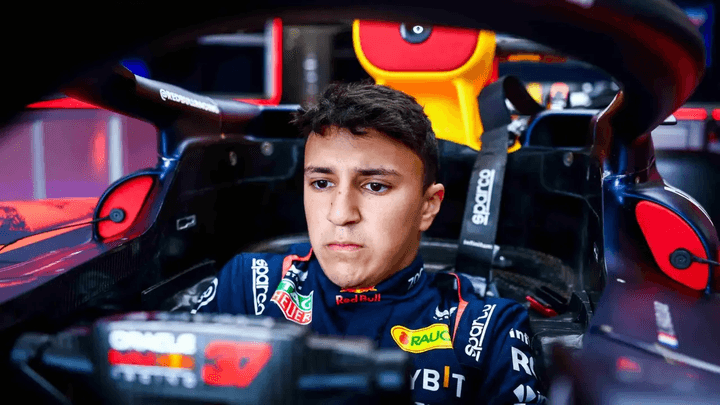 Pilote Red Bull Racing dans son cockpit, regard déterminé vers l'avant
