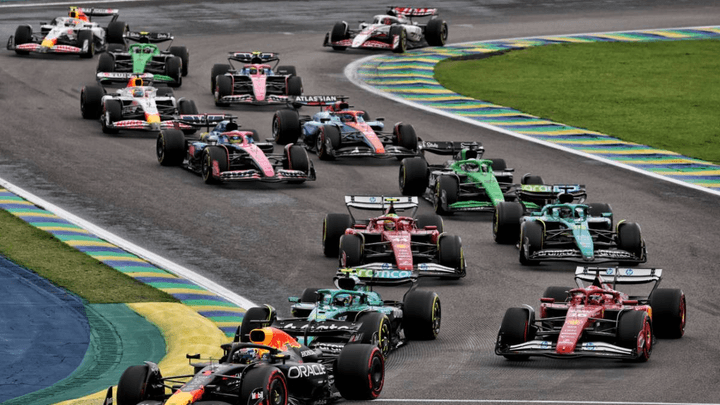 Peloton de voitures de Formule 1 en action lors d'une course, illustrant les problèmes de dirty air