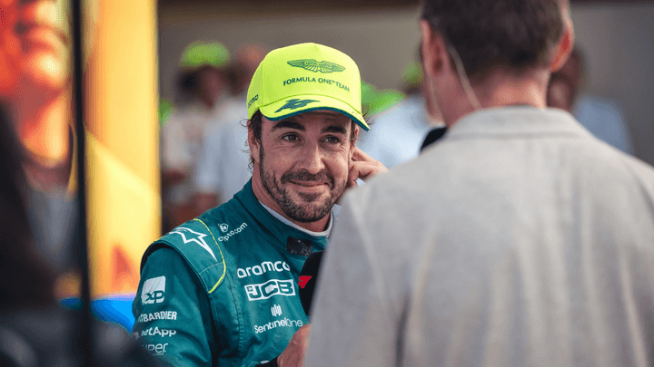 Fernando Alonso souriant en combinaison Aston Martin verte lors d'une interview