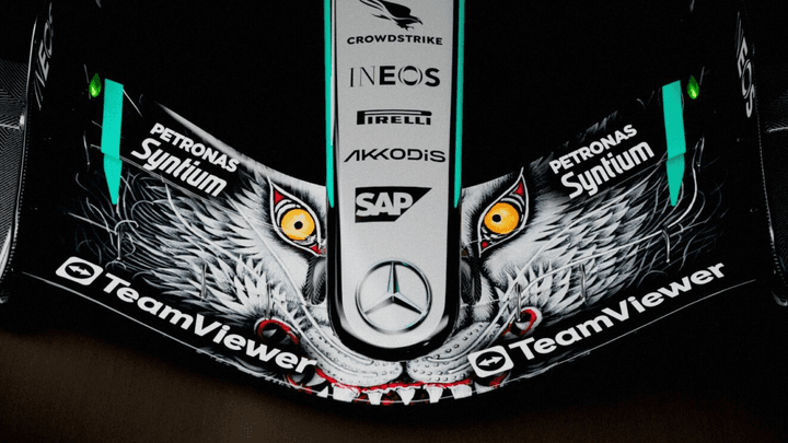 Mercedes W17 en action sur circuit avec focus sur l'aileron avant controversé