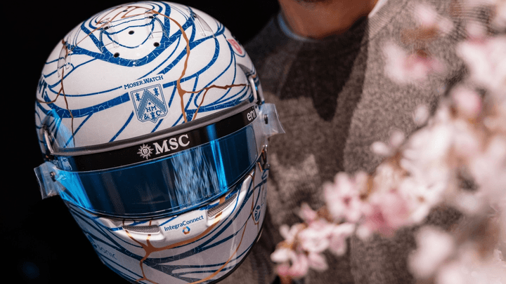Pierre Gasly portant son casque spécial Japon 2026