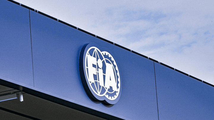 Logo de la FIA sur un batiment