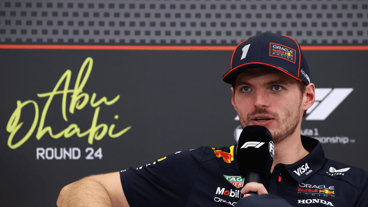 Max Verstappen en conférence de presse FIA, regardant vers la droite avec une expression sérieuse