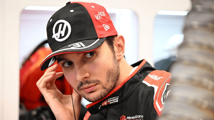 Esteban Ocon pensif lors d'une conférence de presse, la main sur le front