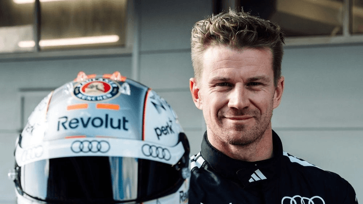 Nico Hulkenberg souriant avec son casque Audi F1