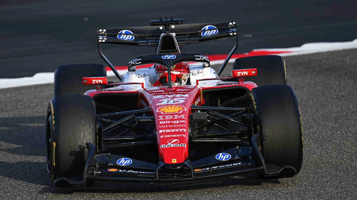 Charles Leclerc au volant de sa Ferrari F1 rouge en action sur circuit