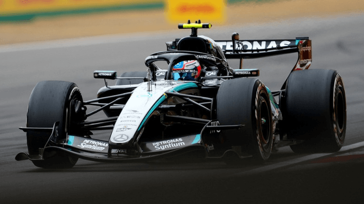 Monoplace de Formule 1 Mercedes en action sur le circuit de Suzuka lors des essais libres du GP du Japon