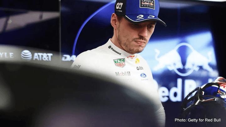 Max Verstappen pensif dans son cockpit Red Bull lors des essais de Suzuka