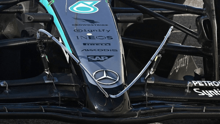 Gros plan de l'aileron avant Mercedes F1 W17 avec logo Mercedes visible