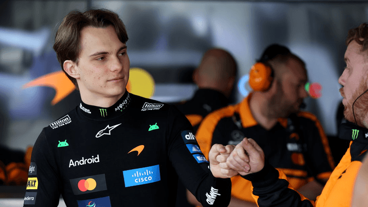 Duel serré entre une McLaren orange et une Mercedes noire sur circuit de F1