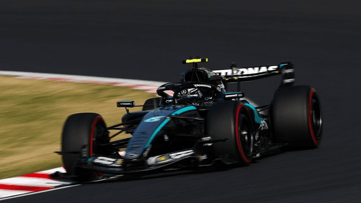 Voiture Mercedes F1 turquoise en action sur le circuit de Suzuka