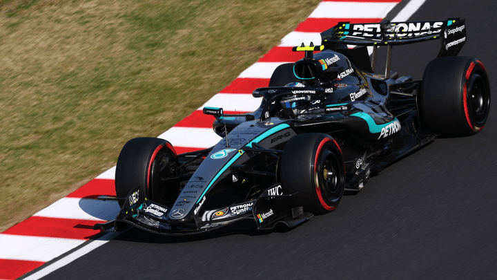 Voiture de F1 Mercedes noire en action sur le circuit de Suzuka au Japon