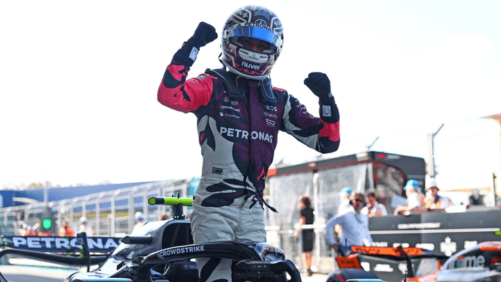 Kimi Antonelli en combinaison Mercedes lors d'une interview, souriant après sa performance en qualifications