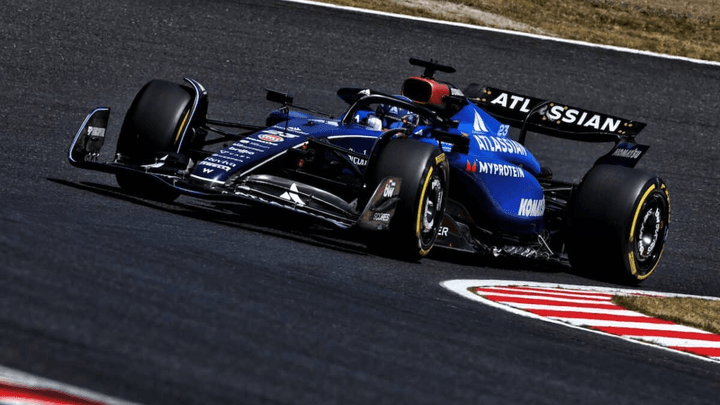 Voiture Williams FW48 en action sur le circuit de Suzuka lors des qualifications du Grand Prix du Japon