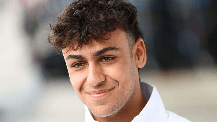 Portrait d'Arvid Lindblad en combinaison Racing Bulls Red Bull avec son nom affiché