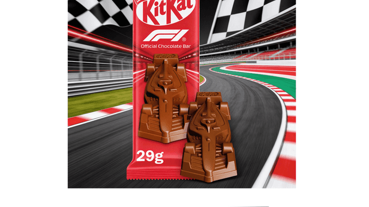 Barres de chocolat KitKat F1 sur un circuit de course automobile avec drapeau à damier