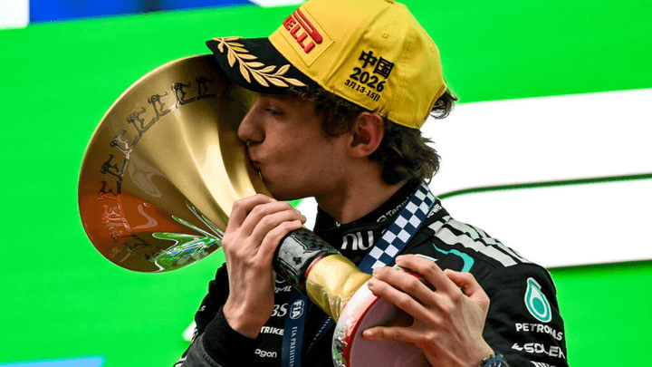 Pilote Mercedes en combinaison noire célébrant une victoire sur le circuit