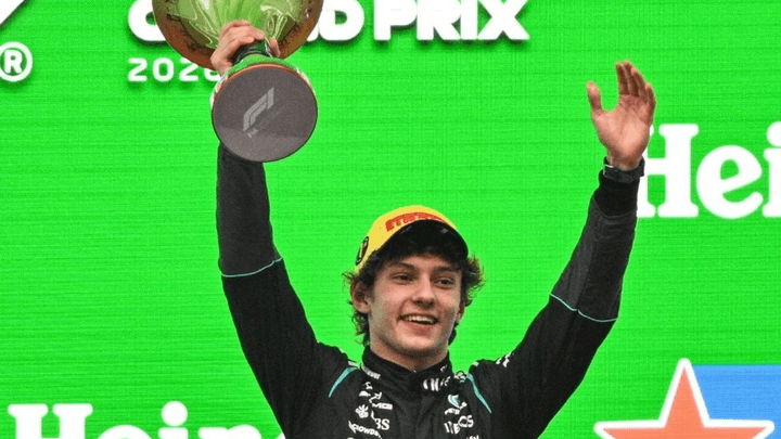 Pilote Mercedes levant le trophée de victoire sur le podium du Grand Prix