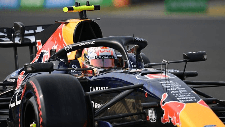 Pilote Red Bull dans son cockpit lors d'une course de Formule 1