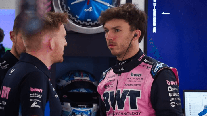 Pierre Gasly dans le cockpit de sa monoplace Alpine rose et bleue en discussion avec son équipe