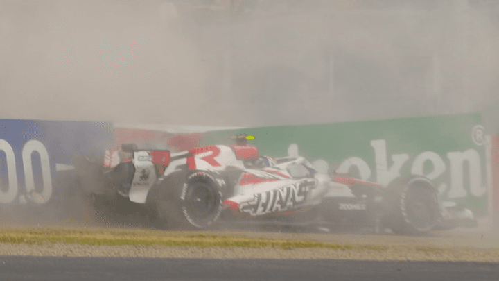 Épaves de voiture de Formule 1 accidentées avec débris sur le circuit