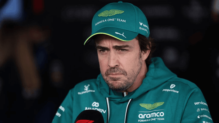 Fernando Alonso en tenue Aston Martin lors d'une conférence de presse F1