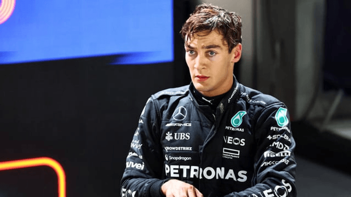 George Russell en combinaison Mercedes-AMG Petronas lors d'une conférence de presse F1