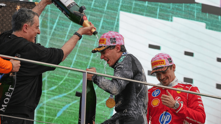 Célébration sur le podium F1 avec arrosage de champagne entre pilotes