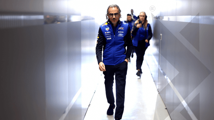 Membre de l'équipe Red Bull Racing marchant dans un couloir moderne du paddock F1