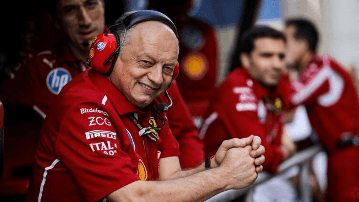 Membre de l'équipe Ferrari en combinaison rouge avec casque audio dans le garage