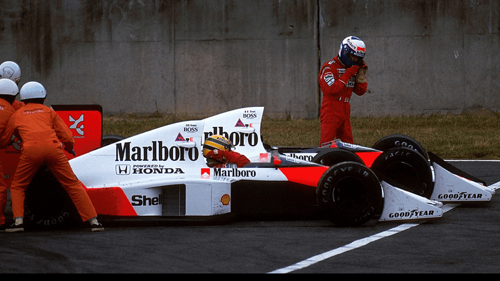 McLaren Marlboro Honda des années 90, pilote sortant du cockpit, commissaires sur circuit