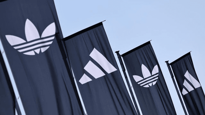 Drapeaux Adidas flottant au vent lors d'un événement sportif