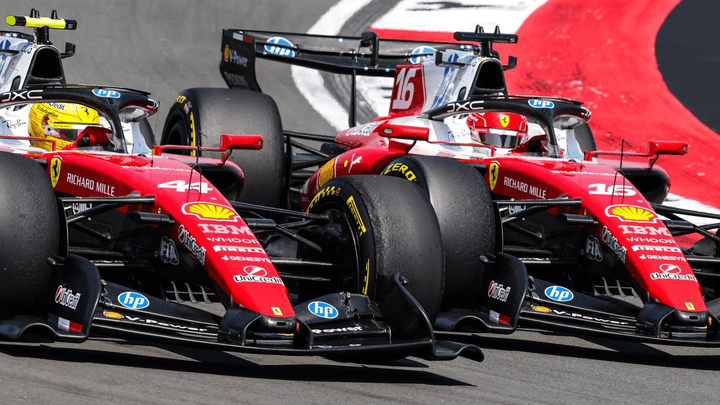 Deux monoplaces Ferrari en action sur le circuit de Suzuka, montrant la domination de l'écurie italienne lors du Grand Prix du Japon 2026
