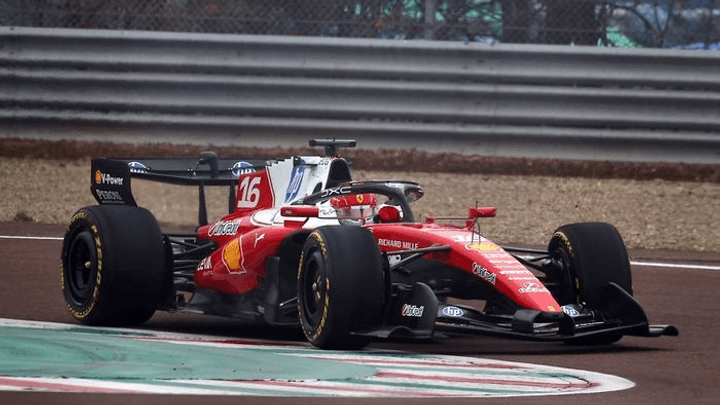 Voiture Ferrari de Formule 1 rouge en action sur circuit lors d'essais