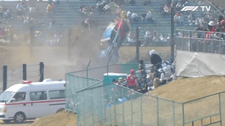 Accident spectaculaire en F1 avec voiture dans les barrières et ambulance sur le circuit