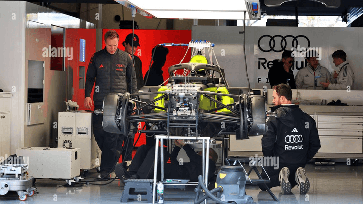 Mécaniciens travaillant sur la monoplace F1 de Gabriel Bortoleto dans le garage Audi