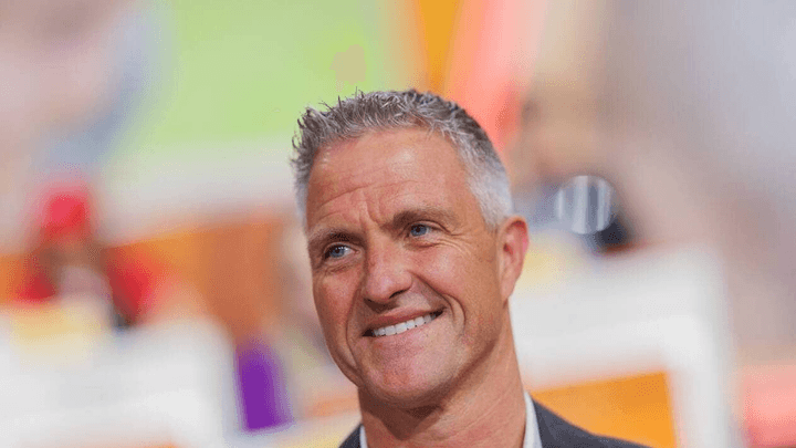 Portrait d'un homme aux cheveux gris souriante lors d'un événement Formule 1