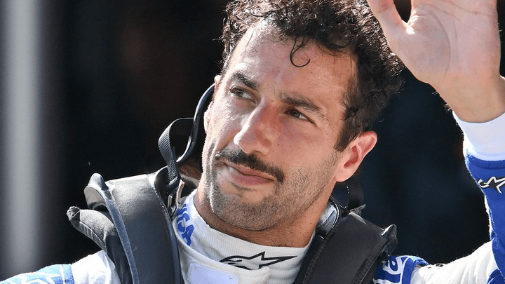 Daniel Ricciardo faisant un geste d'au revoir avec la main