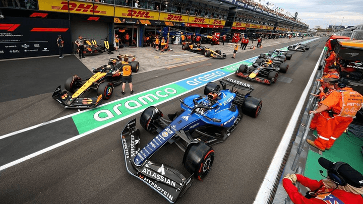 Monoplaces F1 alignées sur la grille de départ du Grand Prix d'Australie à Melbourne