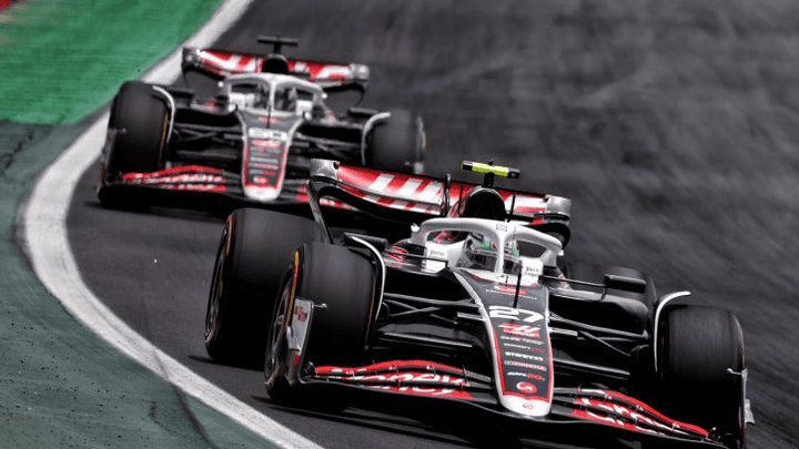 Deux monoplaces Haas F1 en action sur circuit, illustrant la performance de l'écurie